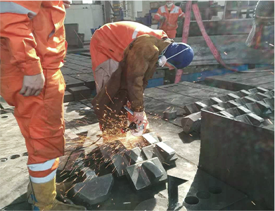 Рабочий режет металл бесщеточным инструментом3