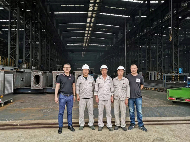Punëtorët në zonën industriale