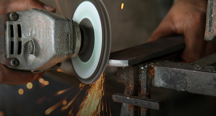 브러시리스 그라인더를 사용하는 작업자