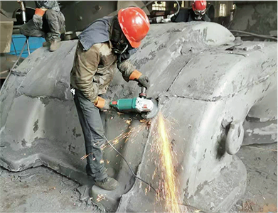 Рабочий режет металл бесщеточным инструментом1